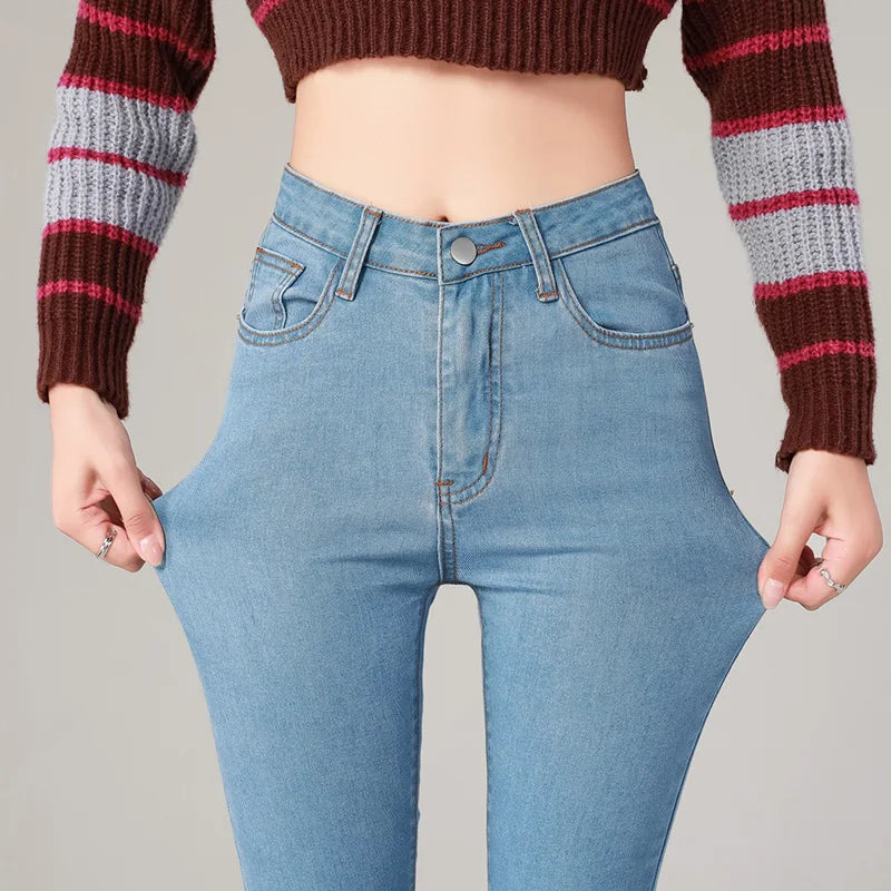 Jean taille haute, extensible, s'associe parfaitement avec un crop top noir ou des bottes