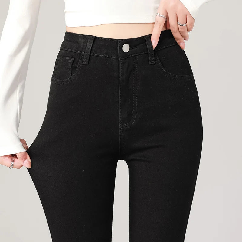 Jean taille haute, extensible, s'associe parfaitement avec un crop top noir ou des bottes