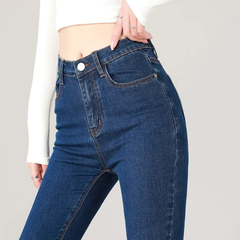 Jean taille haute, extensible, s'associe parfaitement avec un crop top noir ou des bottes