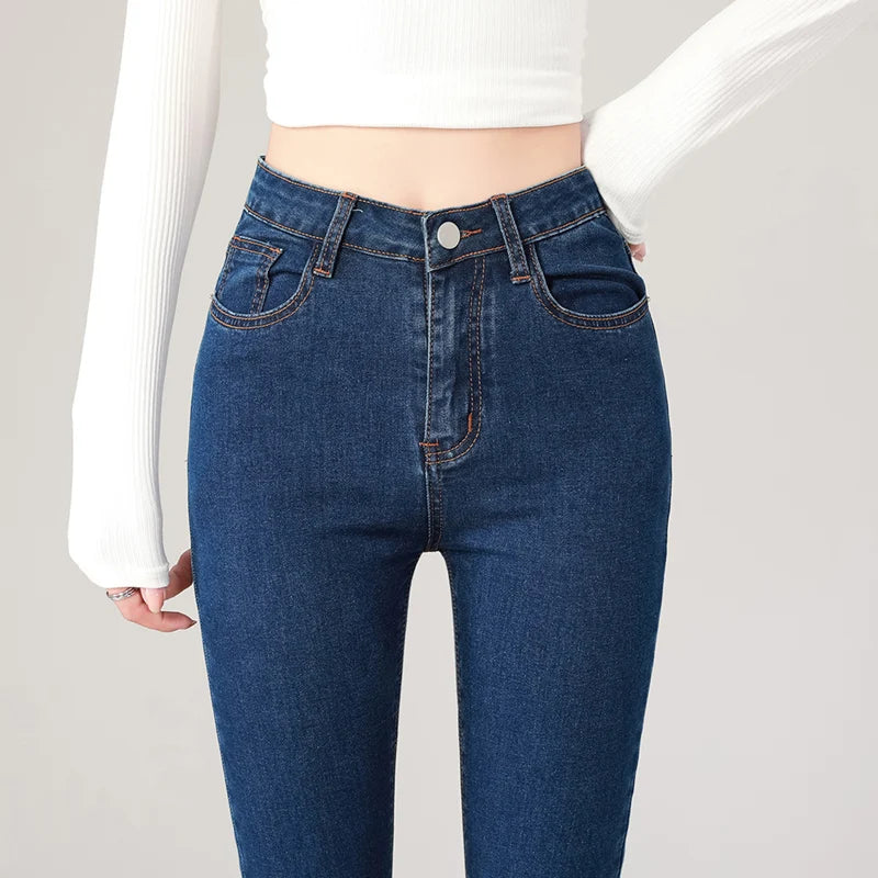 Jean taille haute, extensible, s'associe parfaitement avec un crop top noir ou des bottes
