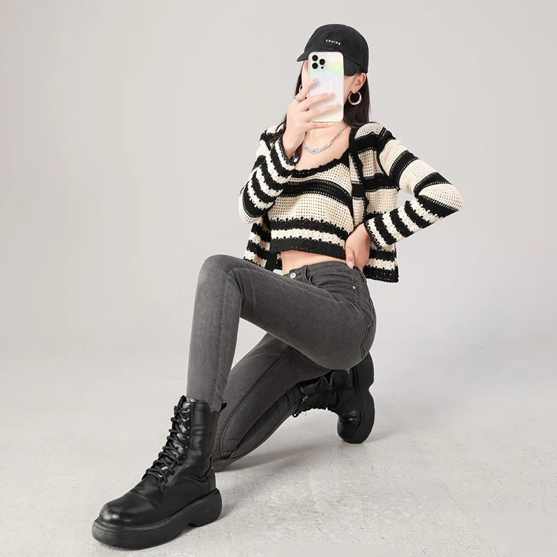 Jean taille haute, extensible, s'associe parfaitement avec un crop top noir ou des bottes