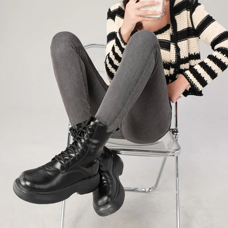 Jean taille haute, extensible, s'associe parfaitement avec un crop top noir ou des bottes