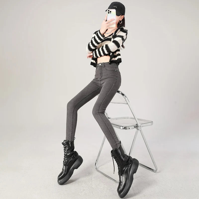Jean taille haute, extensible, s'associe parfaitement avec un crop top noir ou des bottes