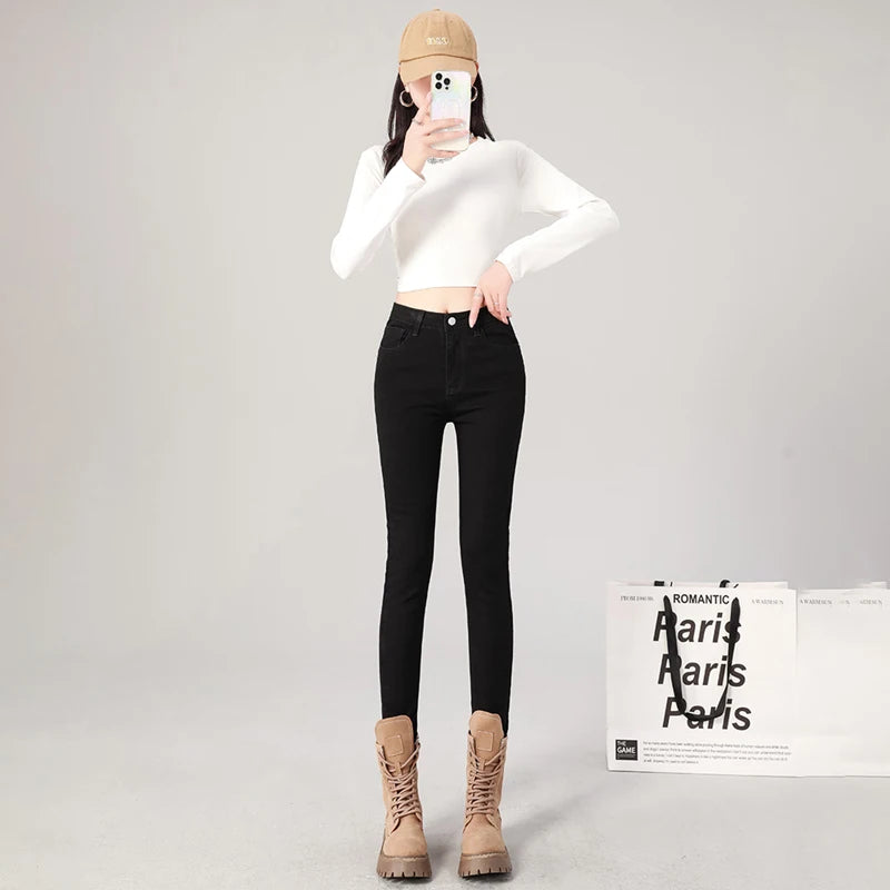 Jean taille haute, extensible, s'associe parfaitement avec un crop top noir ou des bottes