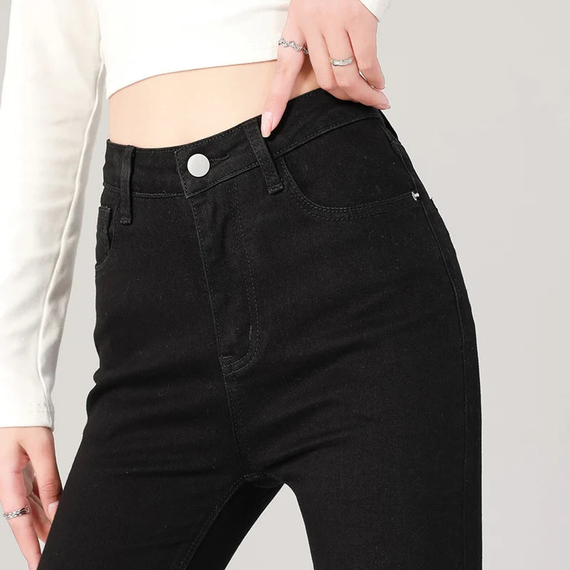 Jean taille haute, extensible, s'associe parfaitement avec un crop top noir ou des bottes
