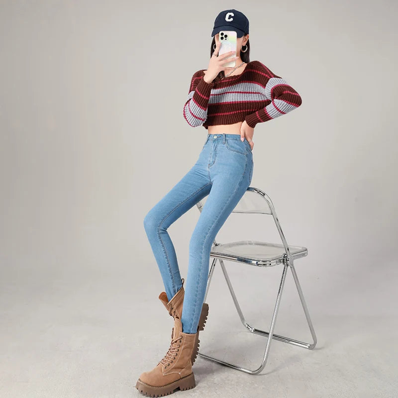 Jean taille haute, extensible, s'associe parfaitement avec un crop top noir ou des bottes