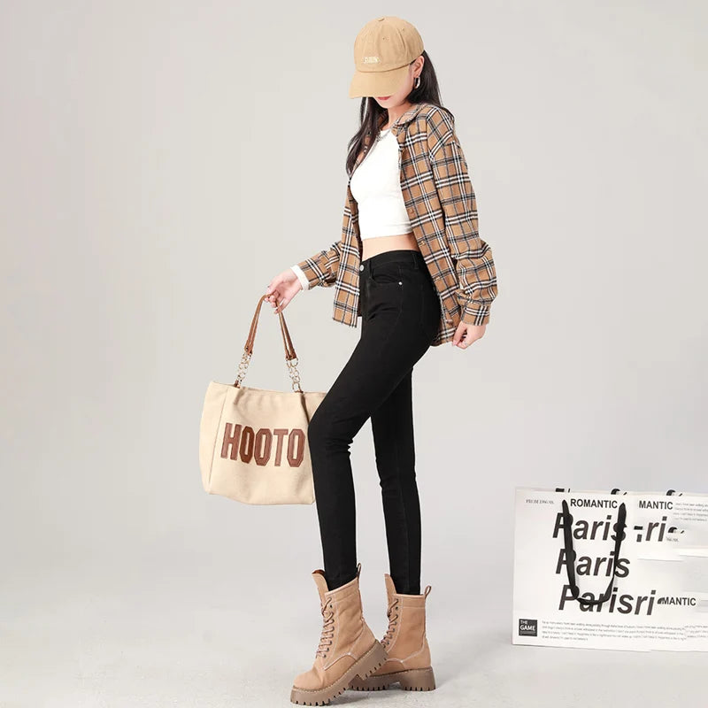Jean taille haute, extensible, s'associe parfaitement avec un crop top noir ou des bottes
