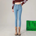 Jean taille haute, extensible, s'associe parfaitement avec un crop top noir ou des bottes