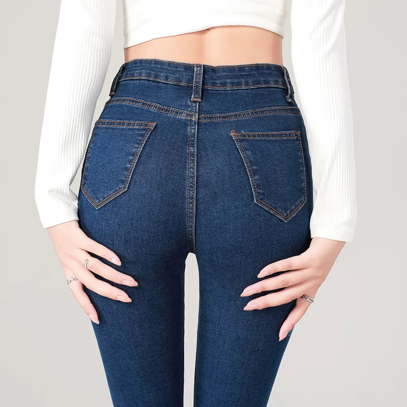 Jean taille haute, extensible, s'associe parfaitement avec un crop top noir ou des bottes