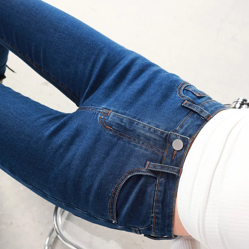 Jean taille haute, extensible, s'associe parfaitement avec un crop top noir ou des bottes