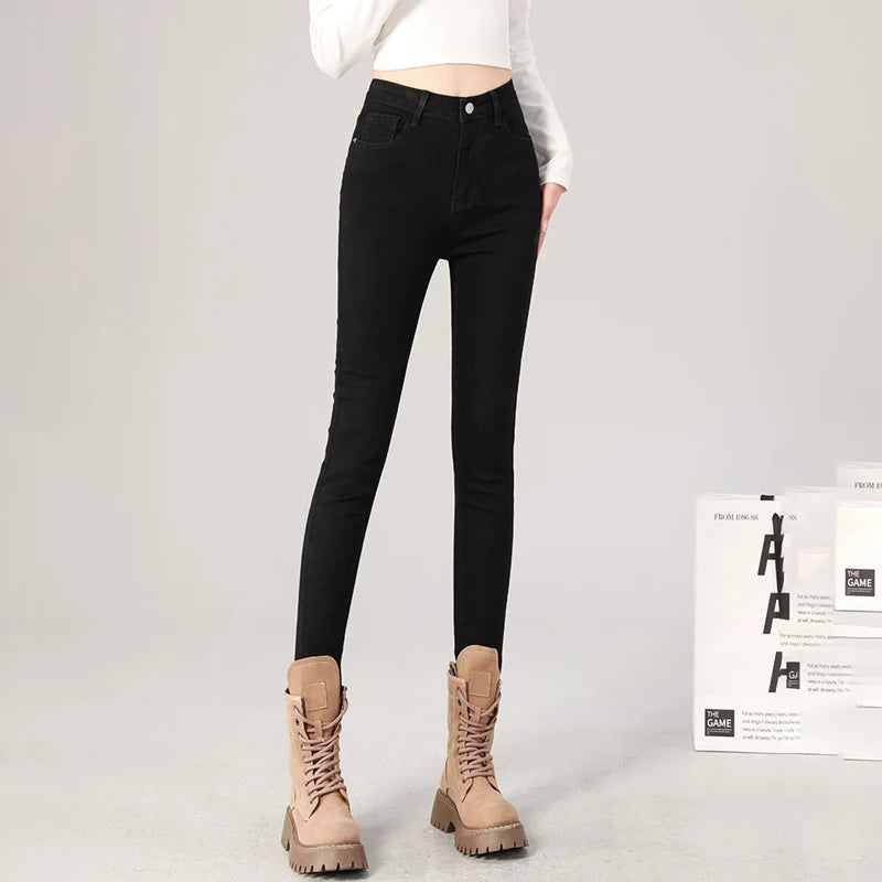 Jean taille haute, extensible, s'associe parfaitement avec un crop top noir ou des bottes