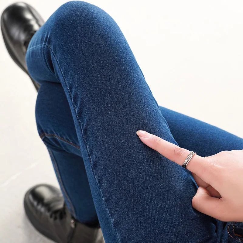 Jean taille haute, extensible, s'associe parfaitement avec un crop top noir ou des bottes