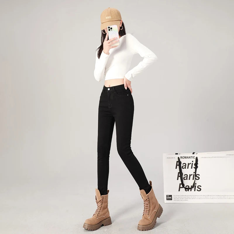 Jean taille haute, extensible, s'associe parfaitement avec un crop top noir ou des bottes
