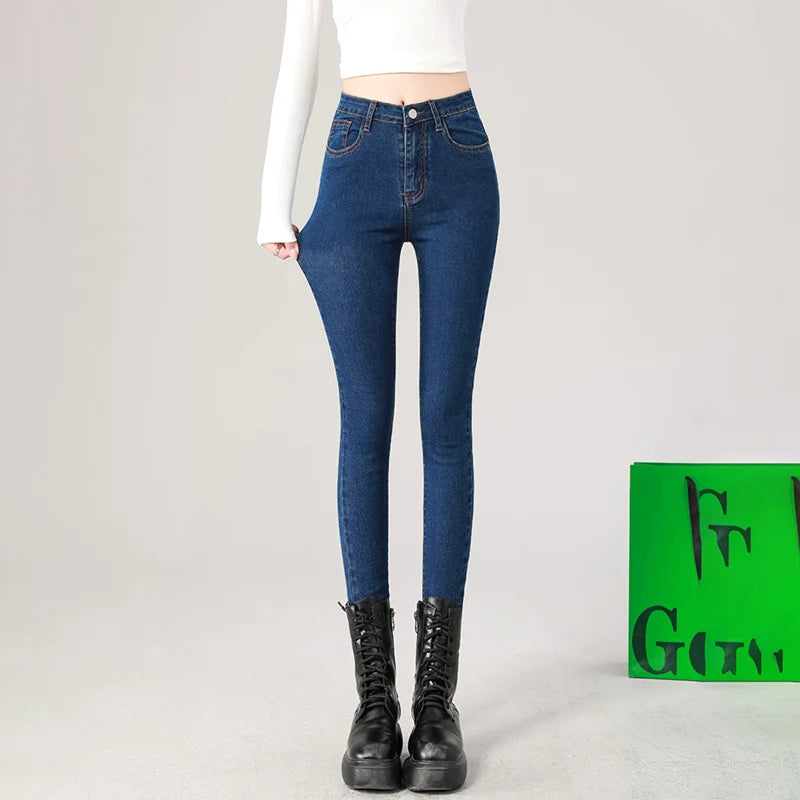 Jean taille haute, extensible, s'associe parfaitement avec un crop top noir ou des bottes