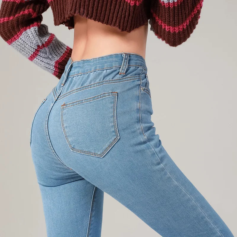 Jean taille haute, extensible, s'associe parfaitement avec un crop top noir ou des bottes