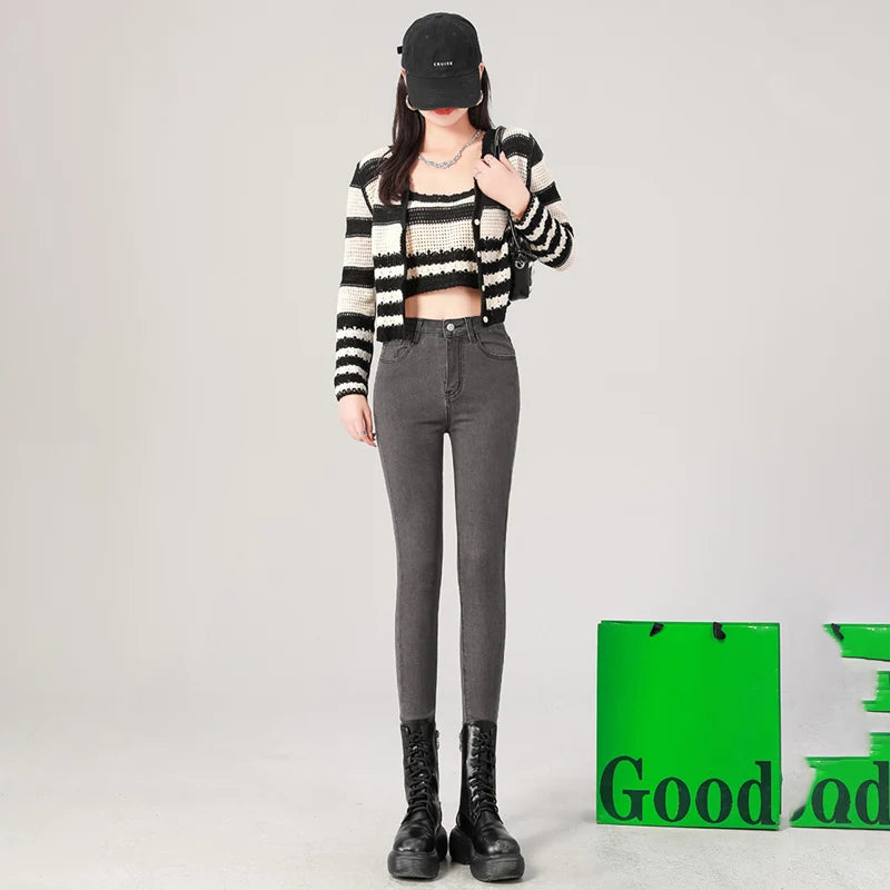 Jean taille haute, extensible, s'associe parfaitement avec un crop top noir ou des bottes