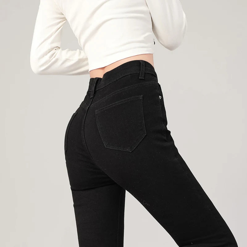 Jean taille haute, extensible, s'associe parfaitement avec un crop top noir ou des bottes
