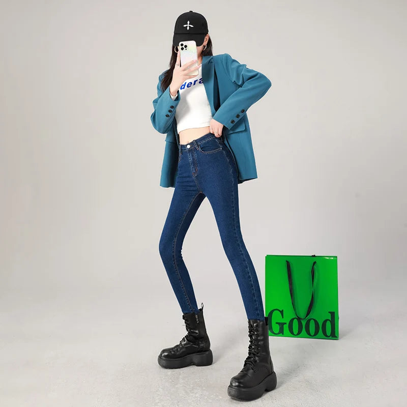 Jean taille haute, extensible, s'associe parfaitement avec un crop top noir ou des bottes