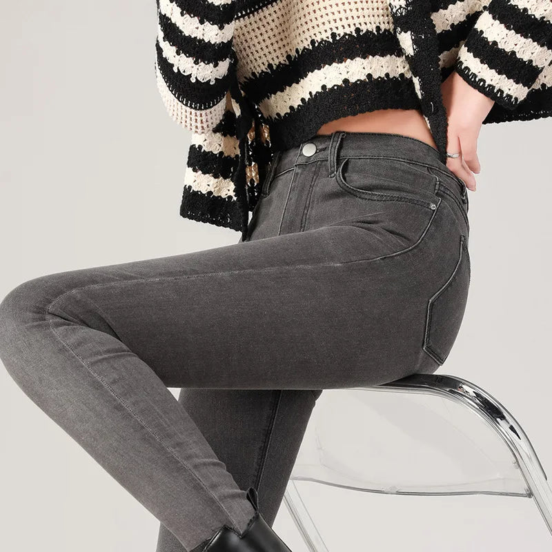 Jean taille haute, extensible, s'associe parfaitement avec un crop top noir ou des bottes
