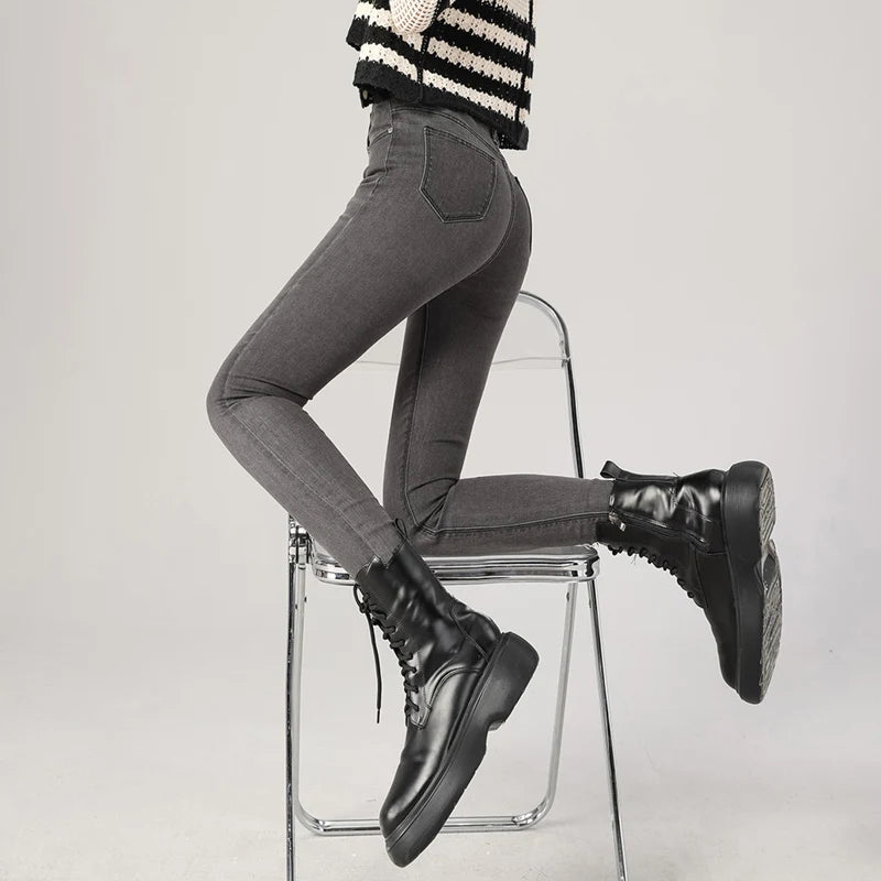 Jean taille haute, extensible, s'associe parfaitement avec un crop top noir ou des bottes