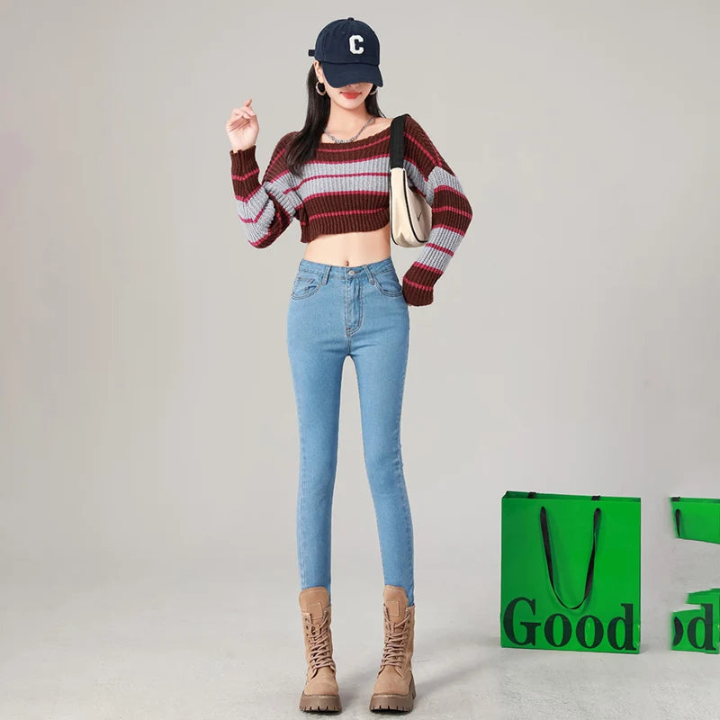 Jean taille haute, extensible, s'associe parfaitement avec un crop top noir ou des bottes